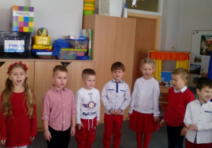Dzieci śpiewają hymn Polski.